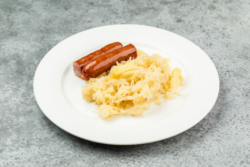 Колбаски охотничьи с нежной тушеной капустой