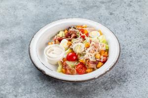 Цезарь с яйцом и беконом