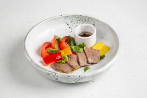 Салат с говядиной в устричном соусе